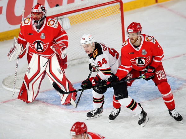 
        Решающий гол Белоусова за минуту до сирены. «Авангард» уступил «Автомобилисту» в третьем матче серии
      