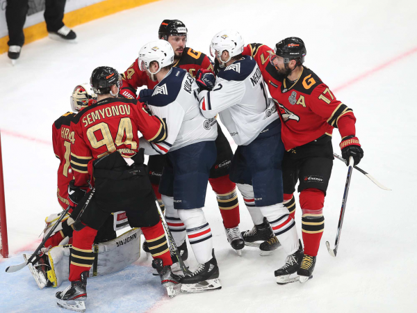 Хет-трик Найта выводит вперёд в серии! «Авангард» всухую победил «Магнитку» в пятом матче
Хет-трик Найта выводит вперёд в серии! «Авангард» всухую победил «Магнитку» в пятом матче