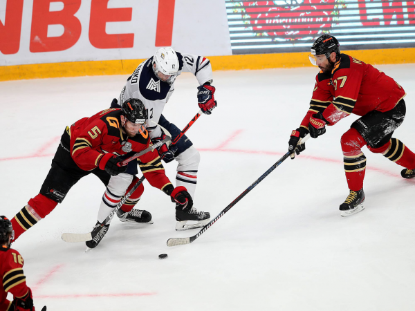 Хет-трик Найта выводит вперёд в серии! «Авангард» всухую победил «Магнитку» в пятом матче
Хет-трик Найта выводит вперёд в серии! «Авангард» всухую победил «Магнитку» в пятом матче