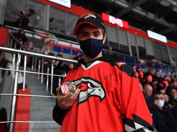 Хет-трик Найта выводит вперёд в серии! «Авангард» всухую победил «Магнитку» в пятом матче
Хет-трик Найта выводит вперёд в серии! «Авангард» всухую победил «Магнитку» в пятом матче