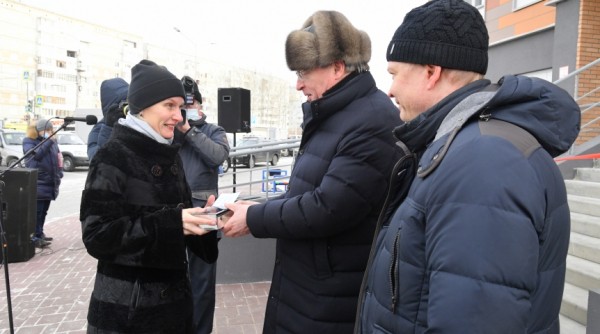 Александр Бурков вручил дольщикам ключи от квартир в очередном долгострое
