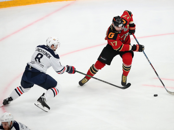 Хет-трик Найта выводит вперёд в серии! «Авангард» всухую победил «Магнитку» в пятом матче
Хет-трик Найта выводит вперёд в серии! «Авангард» всухую победил «Магнитку» в пятом матче