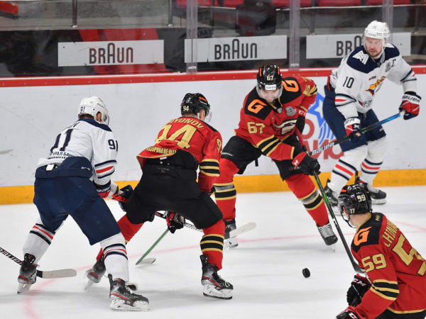 Хет-трик Найта выводит вперёд в серии! «Авангард» всухую победил «Магнитку» в пятом матче
Хет-трик Найта выводит вперёд в серии! «Авангард» всухую победил «Магнитку» в пятом матче