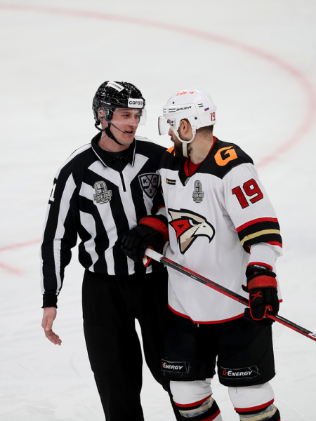 
        «Сухарь» Грубеца и три гола! «Авангард» победил «Металлург» в третьем матче серии
      