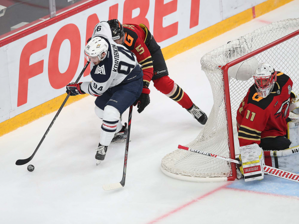 Хет-трик Найта выводит вперёд в серии! «Авангард» всухую победил «Магнитку» в пятом матче
Хет-трик Найта выводит вперёд в серии! «Авангард» всухую победил «Магнитку» в пятом матче