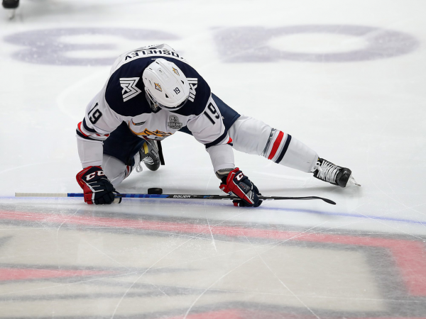 Хет-трик Найта выводит вперёд в серии! «Авангард» всухую победил «Магнитку» в пятом матче
Хет-трик Найта выводит вперёд в серии! «Авангард» всухую победил «Магнитку» в пятом матче