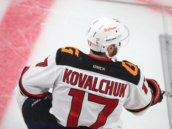 
        «У нас было много моментов, не удавалось их реализовать». Хохлачёв и Хартли после третьего матча серии с «Автомобилистом»
      