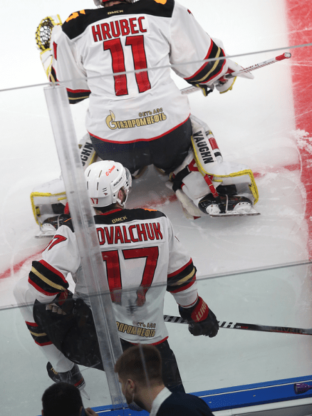 
        «Сухарь» Грубеца и три гола! «Авангард» победил «Металлург» в третьем матче серии
      