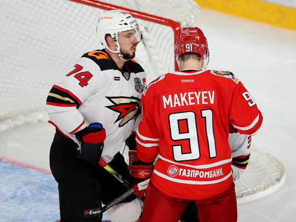 
        «У нас было много моментов, не удавалось их реализовать». Хохлачёв и Хартли после третьего матча серии с «Автомобилистом»
      