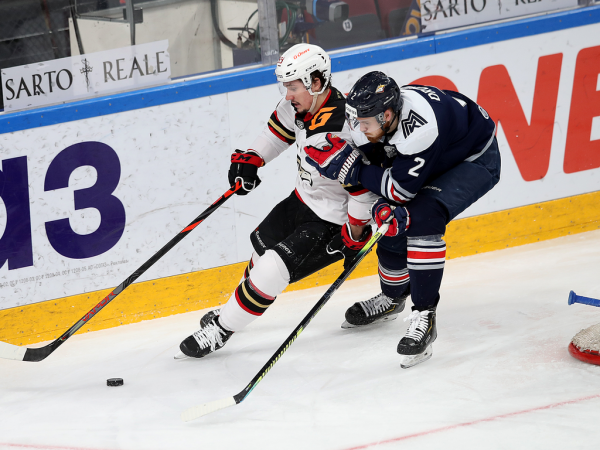 
        «Сухарь» Грубеца и три гола! «Авангард» победил «Металлург» в третьем матче серии
      