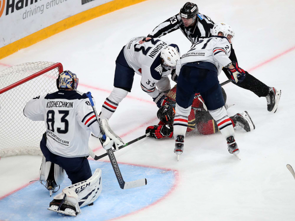 Хет-трик Найта выводит вперёд в серии! «Авангард» всухую победил «Магнитку» в пятом матче
Хет-трик Найта выводит вперёд в серии! «Авангард» всухую победил «Магнитку» в пятом матче