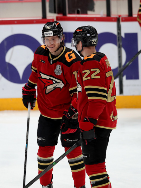 Хет-трик Найта выводит вперёд в серии! «Авангард» всухую победил «Магнитку» в пятом матче
Хет-трик Найта выводит вперёд в серии! «Авангард» всухую победил «Магнитку» в пятом матче