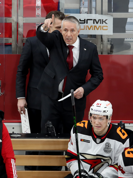 
        «У нас было много моментов, не удавалось их реализовать». Хохлачёв и Хартли после третьего матча серии с «Автомобилистом»
      