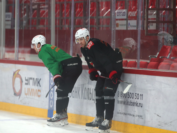 
        Заряжены на четвёртый матч | Алексей Емелин и Боб Хартли перед игрой (ВИДЕО+ФОТО)
      