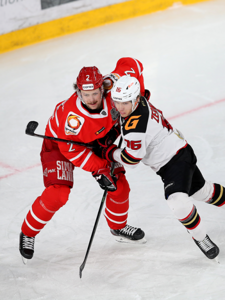 
        Решающий гол Белоусова за минуту до сирены. «Авангард» уступил «Автомобилисту» в третьем матче серии
      