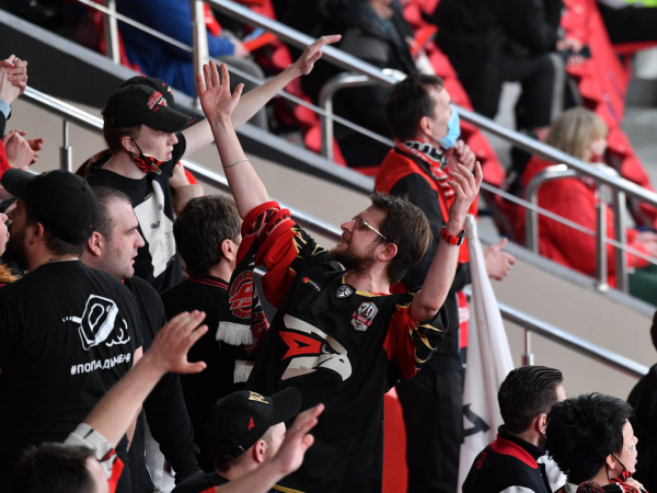 Хет-трик Найта выводит вперёд в серии! «Авангард» всухую победил «Магнитку» в пятом матче
Хет-трик Найта выводит вперёд в серии! «Авангард» всухую победил «Магнитку» в пятом матче