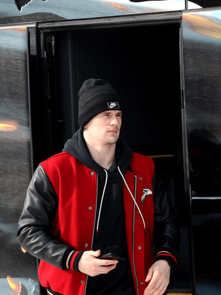 
        Ковальчук решает во втором овертайме! «Авангард» победил «Автомобилист» в четвёртом матче серии
      