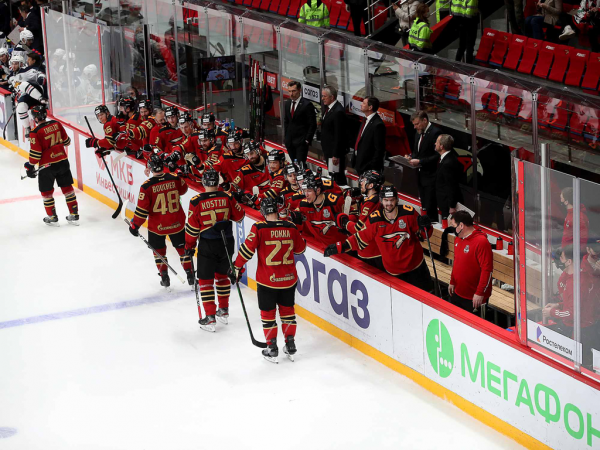 Хет-трик Найта выводит вперёд в серии! «Авангард» всухую победил «Магнитку» в пятом матче
Хет-трик Найта выводит вперёд в серии! «Авангард» всухую победил «Магнитку» в пятом матче