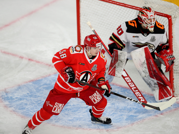 
        Решающий гол Белоусова за минуту до сирены. «Авангард» уступил «Автомобилисту» в третьем матче серии
      