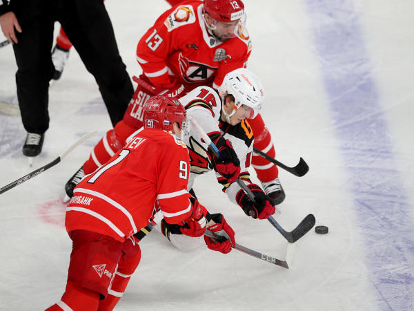 
        Решающий гол Белоусова за минуту до сирены. «Авангард» уступил «Автомобилисту» в третьем матче серии
      