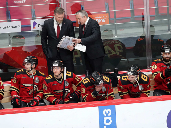 Хет-трик Найта выводит вперёд в серии! «Авангард» всухую победил «Магнитку» в пятом матче
Хет-трик Найта выводит вперёд в серии! «Авангард» всухую победил «Магнитку» в пятом матче