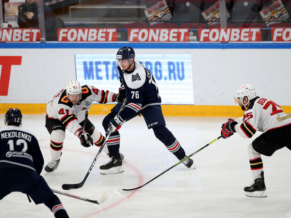 
        «Сухарь» Грубеца и три гола! «Авангард» победил «Металлург» в третьем матче серии
      
