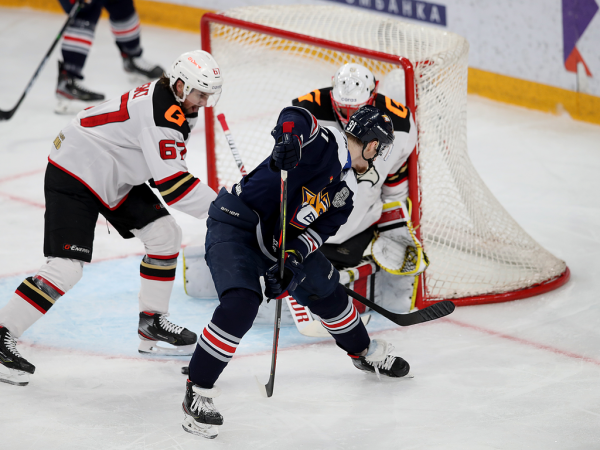 
        «Сухарь» Грубеца и три гола! «Авангард» победил «Металлург» в третьем матче серии
      