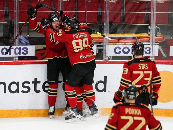 Толчинский приносит победу в овертайме! «Авангард» сравнял счёт в серии с «Магниткой»
Толчинский приносит победу в овертайме! «Авангард» сравнял счёт в серии с «Магниткой»