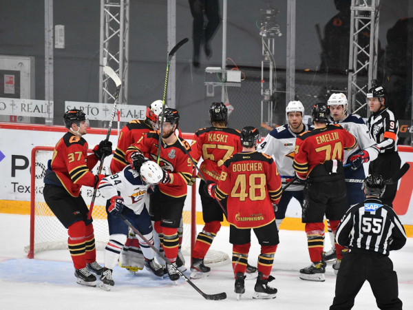 Хет-трик Найта выводит вперёд в серии! «Авангард» всухую победил «Магнитку» в пятом матче
Хет-трик Найта выводит вперёд в серии! «Авангард» всухую победил «Магнитку» в пятом матче