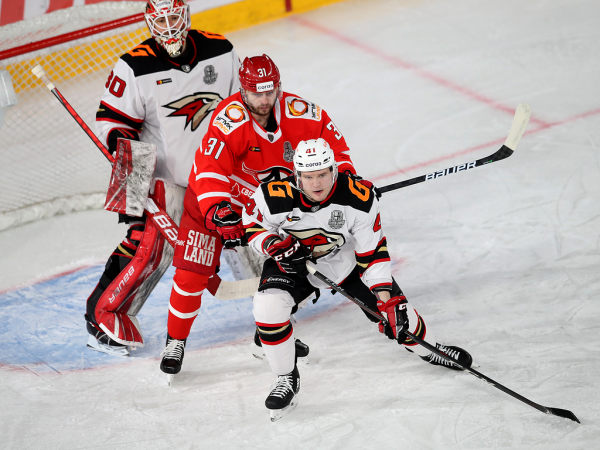 
        Решающий гол Белоусова за минуту до сирены. «Авангард» уступил «Автомобилисту» в третьем матче серии
      