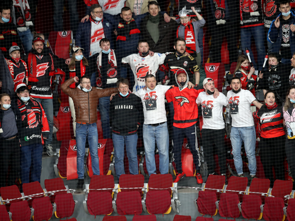 
        «У нас было много моментов, не удавалось их реализовать». Хохлачёв и Хартли после третьего матча серии с «Автомобилистом»
      