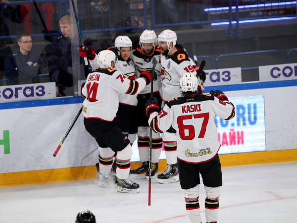 
        «Сухарь» Грубеца и три гола! «Авангард» победил «Металлург» в третьем матче серии
      