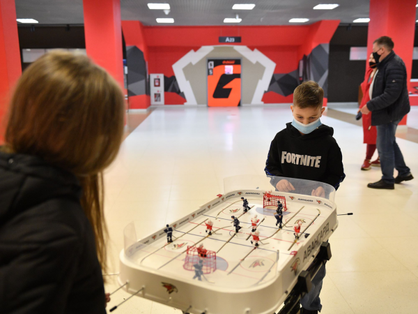 Хет-трик Найта выводит вперёд в серии! «Авангард» всухую победил «Магнитку» в пятом матче
Хет-трик Найта выводит вперёд в серии! «Авангард» всухую победил «Магнитку» в пятом матче