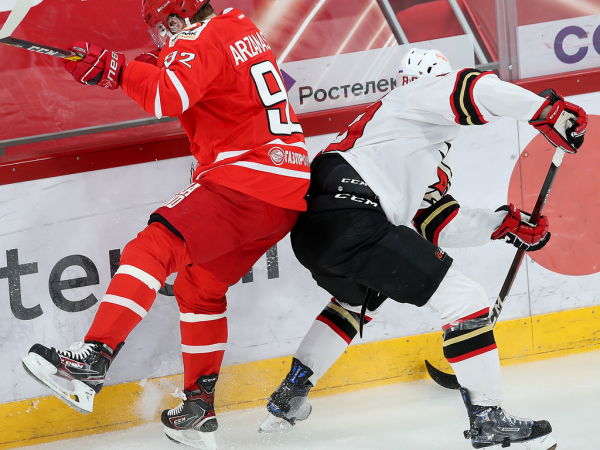 
        Решающий гол Белоусова за минуту до сирены. «Авангард» уступил «Автомобилисту» в третьем матче серии
      