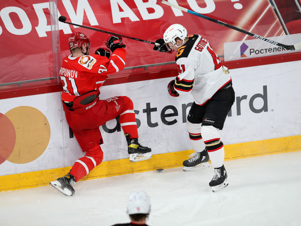 
        «У нас было много моментов, не удавалось их реализовать». Хохлачёв и Хартли после третьего матча серии с «Автомобилистом»
      