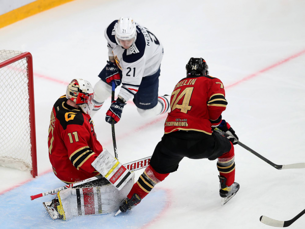 Хет-трик Найта выводит вперёд в серии! «Авангард» всухую победил «Магнитку» в пятом матче
Хет-трик Найта выводит вперёд в серии! «Авангард» всухую победил «Магнитку» в пятом матче