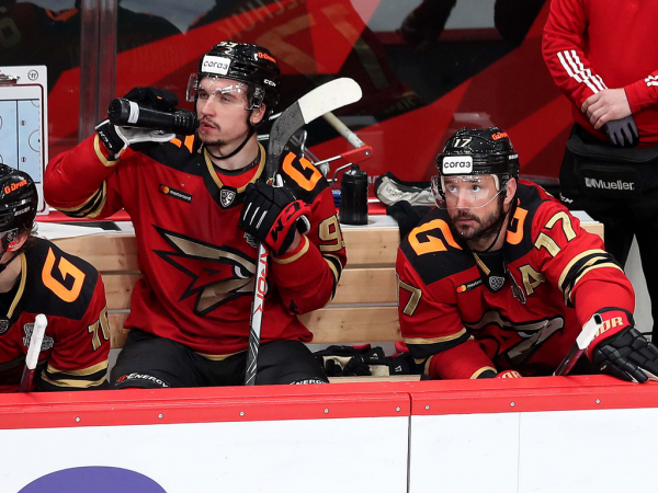 Хет-трик Найта выводит вперёд в серии! «Авангард» всухую победил «Магнитку» в пятом матче
Хет-трик Найта выводит вперёд в серии! «Авангард» всухую победил «Магнитку» в пятом матче