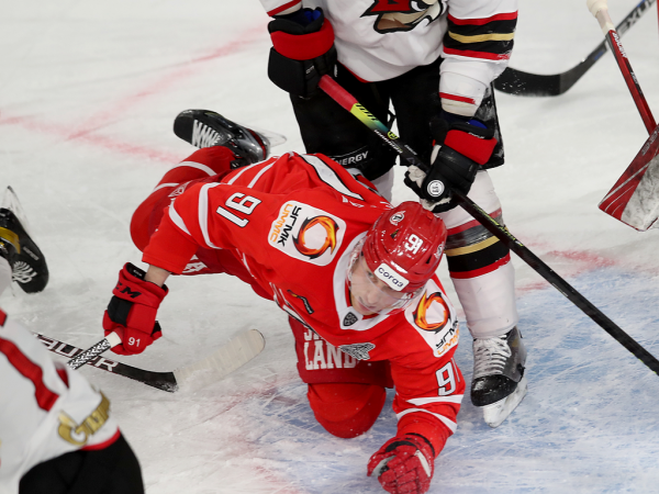 
        Решающий гол Белоусова за минуту до сирены. «Авангард» уступил «Автомобилисту» в третьем матче серии
      