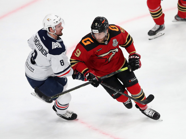 Хет-трик Найта выводит вперёд в серии! «Авангард» всухую победил «Магнитку» в пятом матче
Хет-трик Найта выводит вперёд в серии! «Авангард» всухую победил «Магнитку» в пятом матче