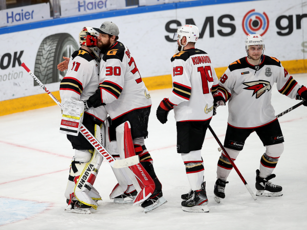 «Очень хорошо играли по системе, бились, блокировали броски». Комаров и Хартли после победы в третьем матче серии с «Металлургом»
«Очень хорошо играли по системе, бились, блокировали броски». Комаров и Хартли после победы в третьем матче серии с «Металлургом»