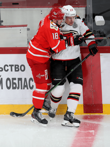 
        «У нас было много моментов, не удавалось их реализовать». Хохлачёв и Хартли после третьего матча серии с «Автомобилистом»
      