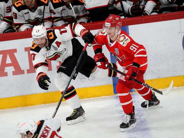 
        «У нас было много моментов, не удавалось их реализовать». Хохлачёв и Хартли после третьего матча серии с «Автомобилистом»
      