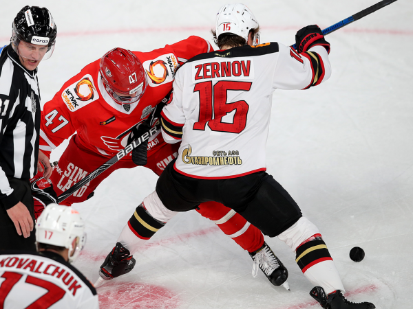 
        Решающий гол Белоусова за минуту до сирены. «Авангард» уступил «Автомобилисту» в третьем матче серии
      