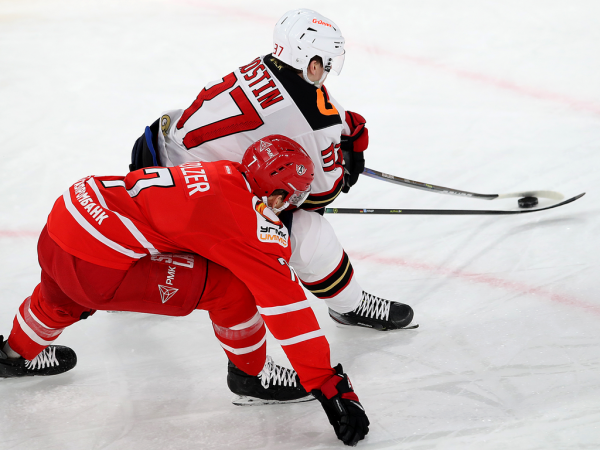 
        Ковальчук решает во втором овертайме! «Авангард» победил «Автомобилист» в четвёртом матче серии
      