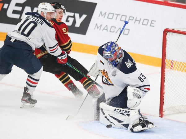 "Авангард" крупно уступил "Металлургу" в стартовом матче серии