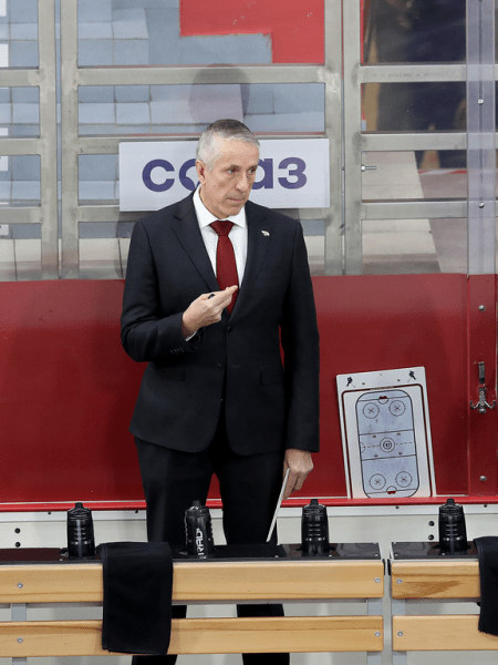 
        Решающий гол Белоусова за минуту до сирены. «Авангард» уступил «Автомобилисту» в третьем матче серии
      