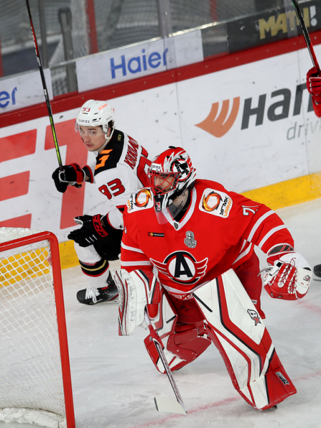 
        «У нас было много моментов, не удавалось их реализовать». Хохлачёв и Хартли после третьего матча серии с «Автомобилистом»
      