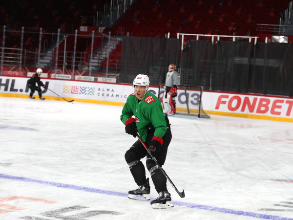 
        Заряжены на четвёртый матч | Алексей Емелин и Боб Хартли перед игрой (ВИДЕО+ФОТО)
      