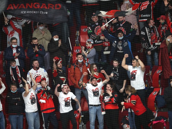 
        Решающий гол Белоусова за минуту до сирены. «Авангард» уступил «Автомобилисту» в третьем матче серии
      