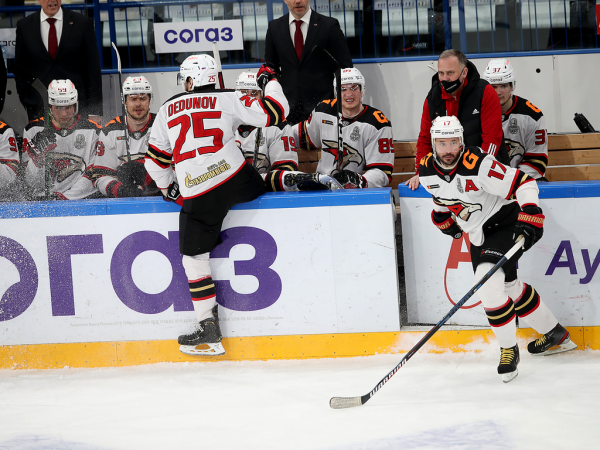 
        «Сухарь» Грубеца и три гола! «Авангард» победил «Металлург» в третьем матче серии
      